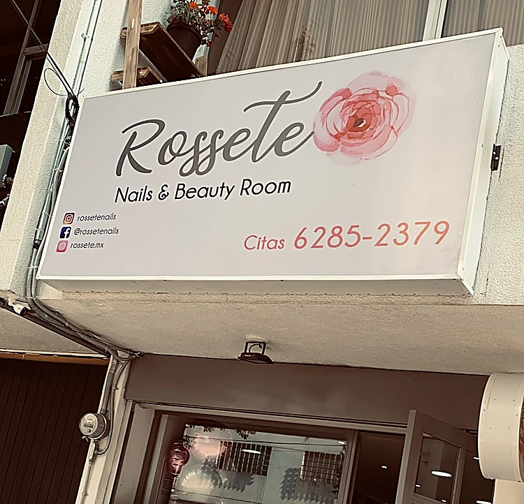 Fachada en Pilares 120 B con el letrero Rossete Nails & Beauty Room, una rosa en acuarela y el teléfono de citas